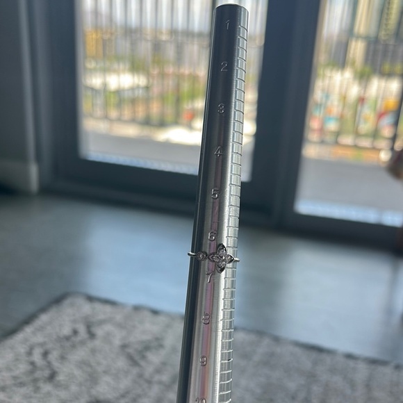 Silver Ring with intricate flower like design with gemstones minimalist - Picture 1 of 12